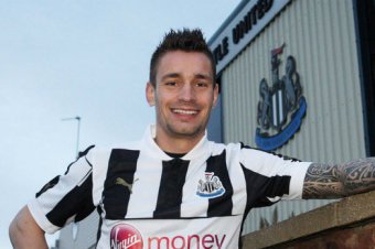 Mathieu-debuchy-signs-for-newcastle_2881799_crop_exact