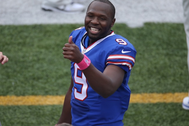 hi-res-184410374-thad-lewis-of-the-buffalo-bills-gives-a-thumbs-up_crop_exact.jpg