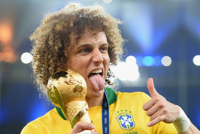 Pronostico Mondiali - 2 Hi-res-172028710-david-luiz-of-brazil-celebrates-with-trophy-after_crop_exact