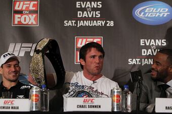 Chael-brinca-com-o-cinturao-entre-demian-maia-e-rashad-evans_crop_north