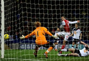 Van Persie beats Bogdan but hits the post
