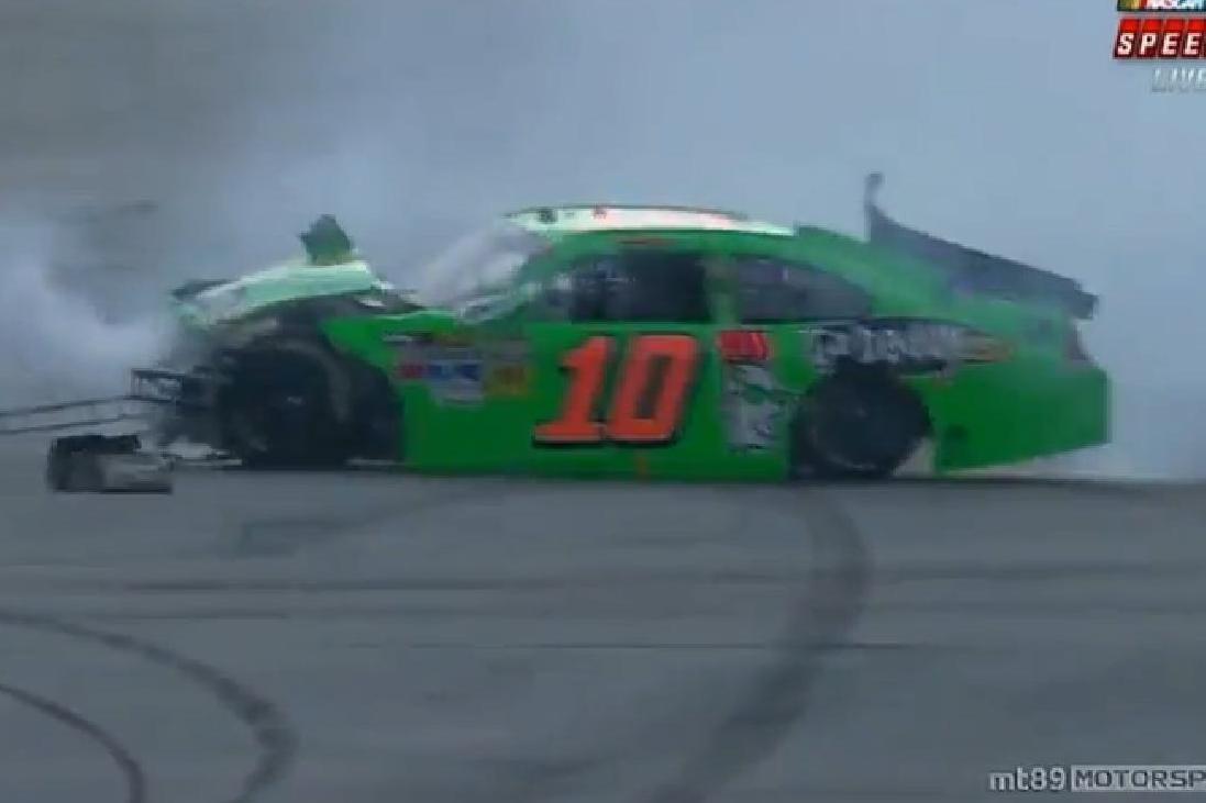 Danica Patrick Video Queen Of Nascar Crashes During Daytona 500 Qualifying Bleacher Report 