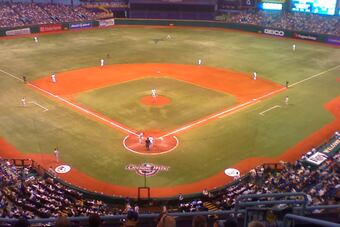 Tropicana_field_opening_day_2009_crop_north