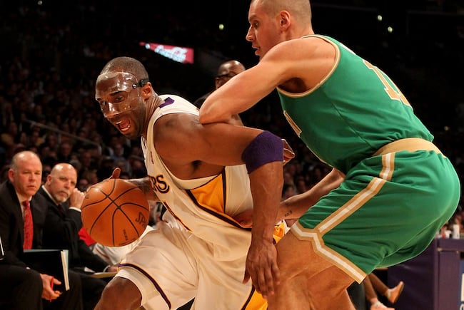 Kobe leads the Lakers with 16 points.