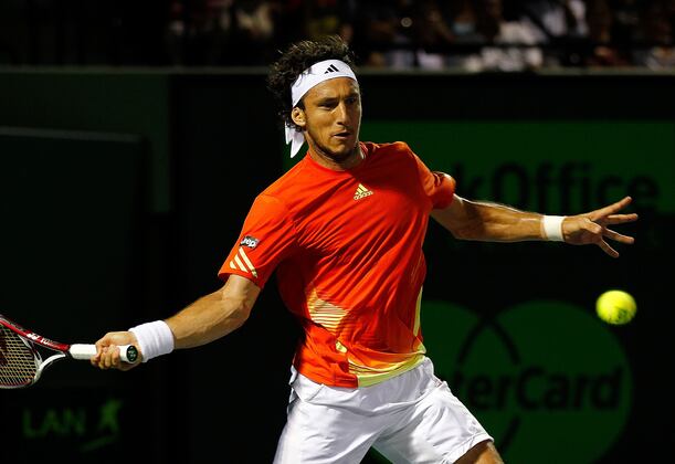 Monaco beats Isner in Houston final