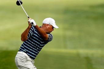 Stewart Cink has made 3 birdies in a row and leads the Wells Fargo