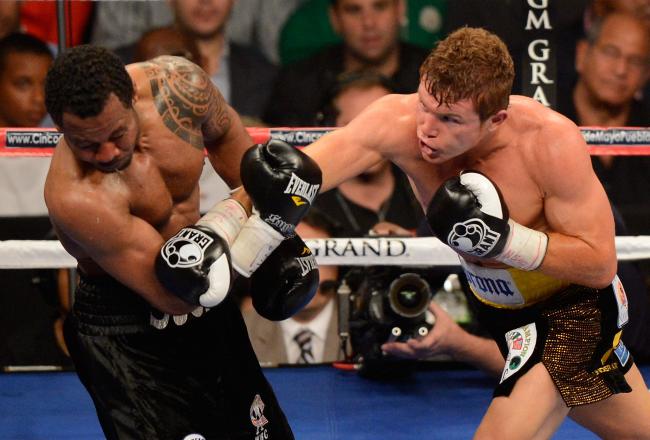 Alvarez really taking it to Mosley.