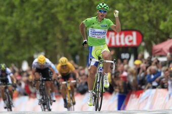 Sagancrossesthefinishlineteamliquigas_crop_north