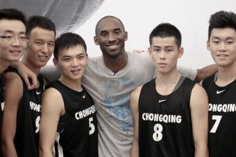 Kobe_china_tour_team_shot_13563-640x457_crop_north