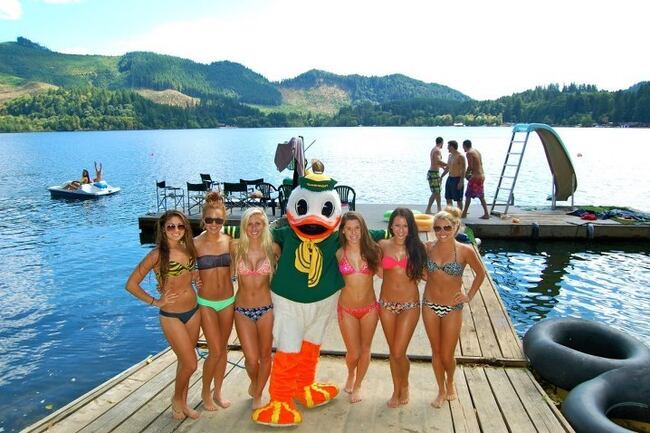 Oregon-cheerleaders-lake-photos-5_crop_north