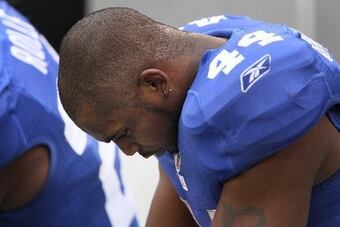 Ahmad-bradshaw-giants-looking-down-bench-loss-titans-a4b99854311207dc_large_crop_north