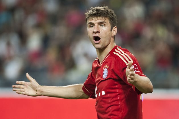 Bayern Sting Schalke 2-0 to Stay Top, Dortmund Tumble