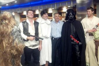 Ny_e_yanks-star-wars01jr_576_crop_north