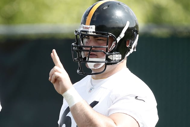 DeCastro Walking Without a Limp Five Weeks After “severe” Knee Injury