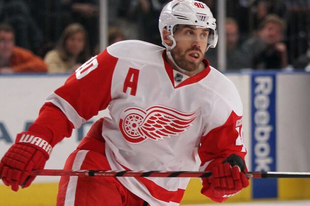 Red Wings' Henrik Zetterberg Not Going Overseas, for Now