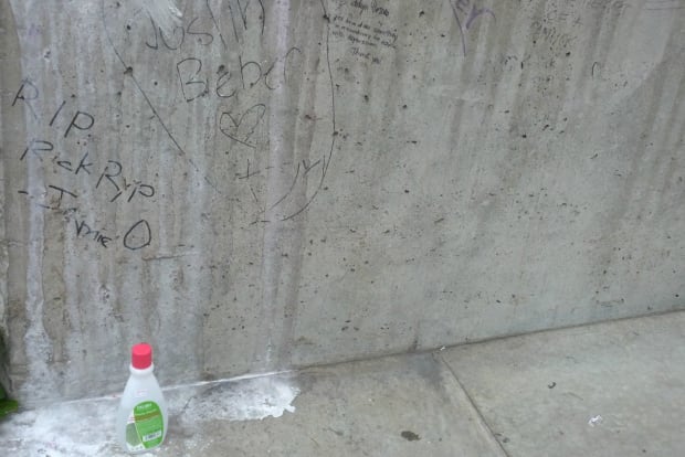 Canucks Fans Angry That Rick Rypien Tribute 'Vandalized' by Justin Bieber Fans