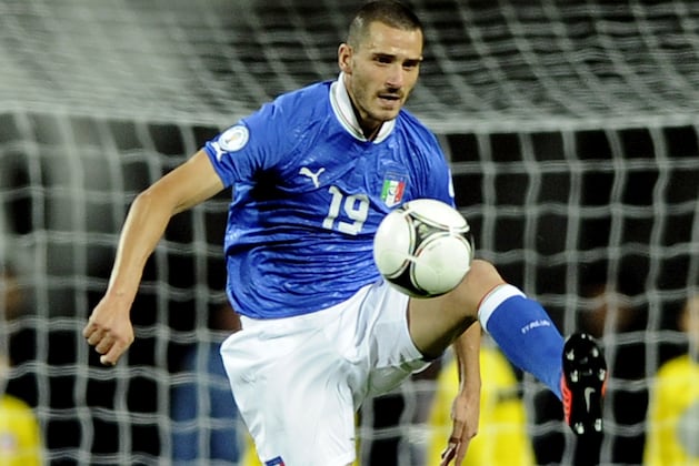 Juventus Defender Leonardo Bonucci Punches and Chases Armed Robber
