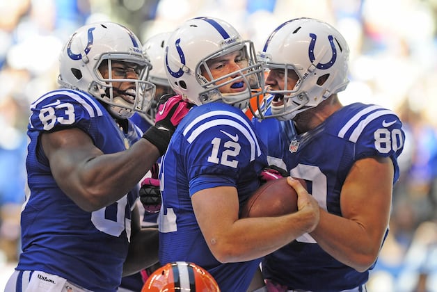 Luck's two TD runs help Colts edge Browns