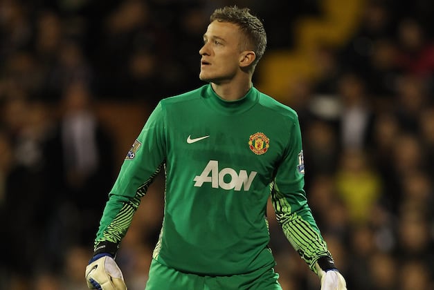 Lindegaard Ruled out of Chelsea Clash with Thumb Injury