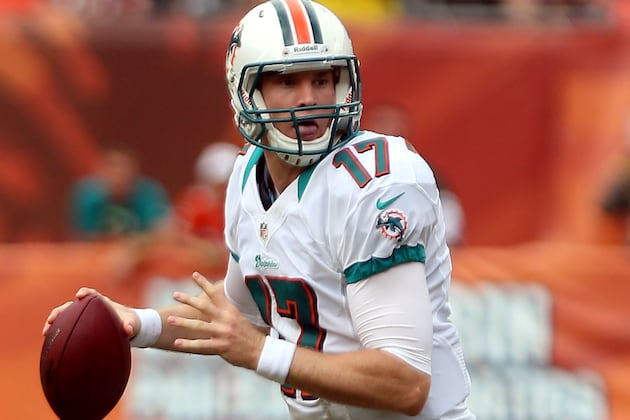 Ryan Tannehill takes reps at Miami Dolphins practice