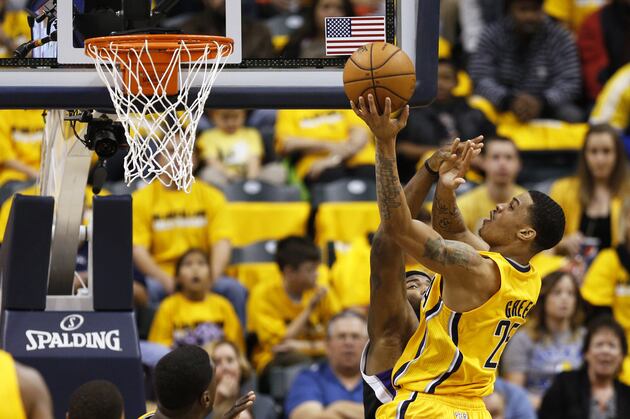 Gerald Green Puts Up One-Handed Jam vs. Spurs