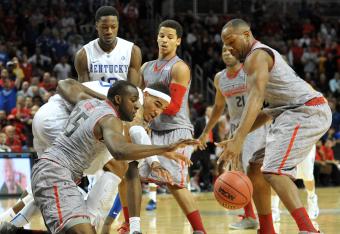 Kentucky clawed out a narrow 72-69 victory over Maryland