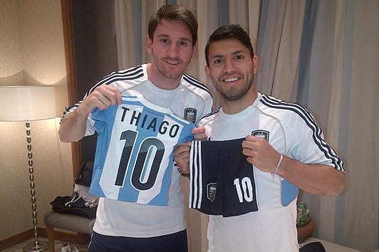 Aguero Delivers Gift for Thiago Messi