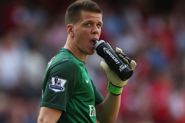 Theo Walcott, Alex Oxlade-Chamberlain and Wojciech Szczesny in Line