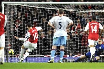 _58167893_van_persie_pen_ap_crop_north