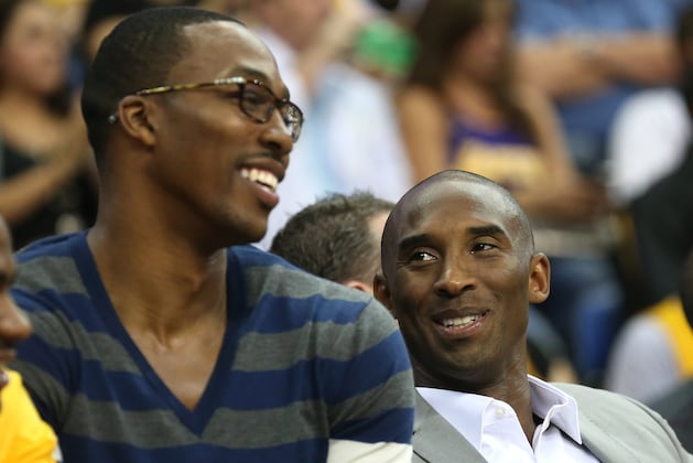 Dwight Howard Clowns Kobe Bryant on Team Plane (VIDEO)