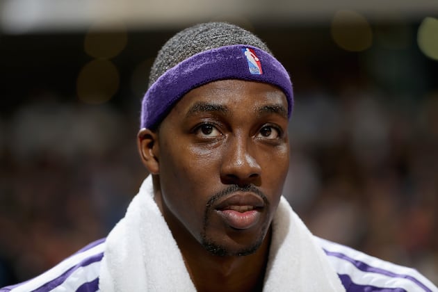 Dwight Howard Loses to Kings Mascot in Shooting Contest