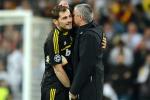 Casillas Supports Mourinho After Bernabeu Boos