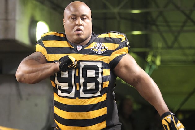 Ravens Fan Feeds Steelers' Hampton Pregame Hot Dogs and Heckles