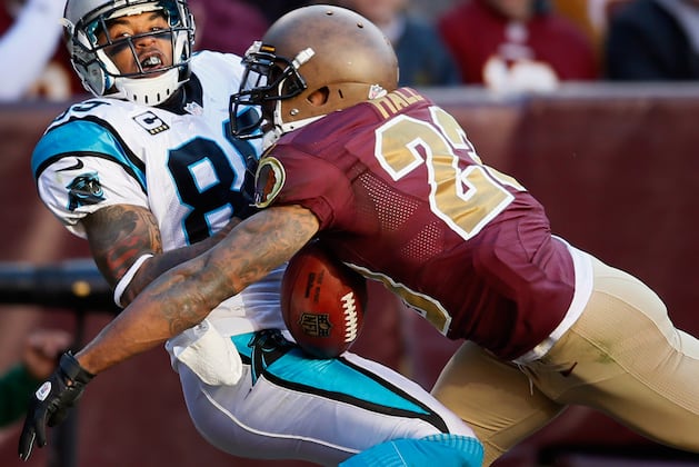 Washington Redskins' DeAngelo Hall on Crutches but Plans to Play Sunday