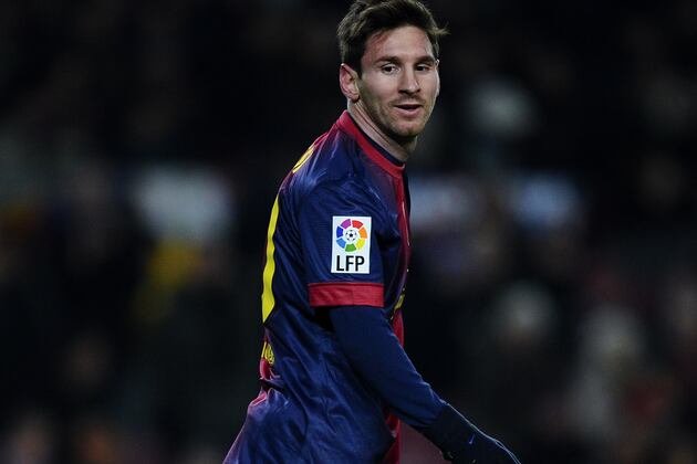 Messi Taken off on Stretcher After Colliding with Goalie