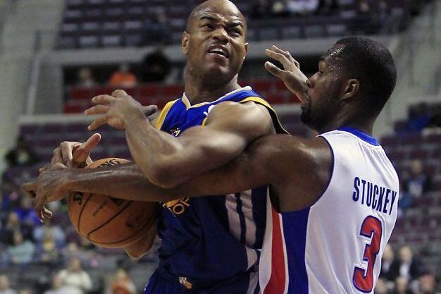 Stephen Curry Helps Warriors Top Pistons