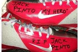 Victor Cruz Honors Connecticut School Shooting Victim