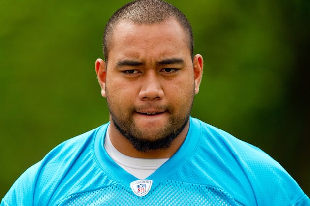 OL Amini Silatolu out for Rest of Game