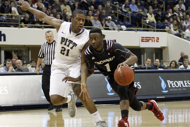 Cincinnati Beats Pittsburgh 70-61 in Big East Opener