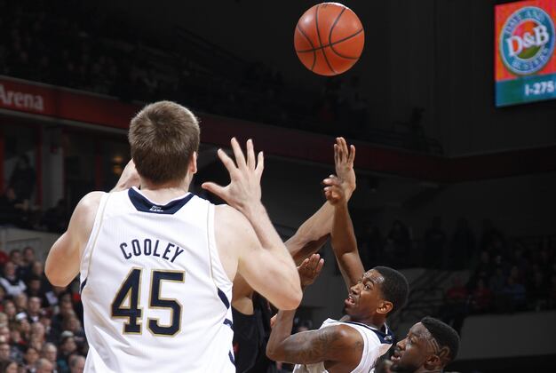Notre Dame Basketball: Irish Passing on Success