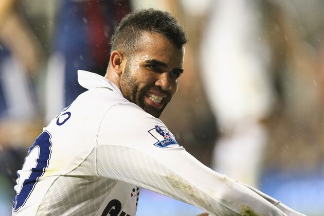 Sandro Leaves with Apparent Leg Injury; Scott Parker Replaces Him