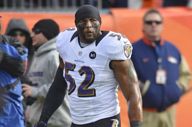 Ray Lewis Sustains Ugly Finger Injury vs. Broncos
