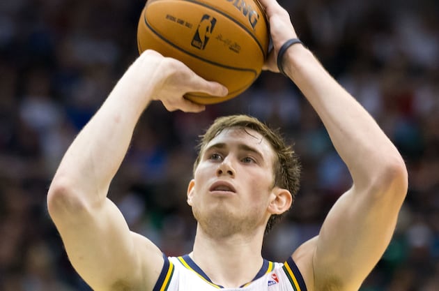 Foye, Favors Combine to Power Jazz Past Cavs