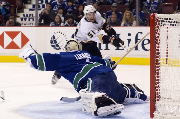 Canucks bomb in 7-3 season opener loss with Schneider pulled in favour of Luongo