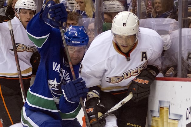 Teemu Selanne Helps Ducks Ease Past Canucks
