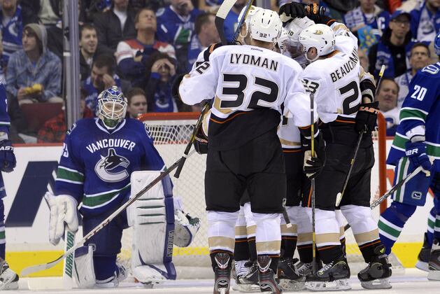 Schneider Flops in Debut as Canucks Starter, While Luongo Has 'Fun Moment'