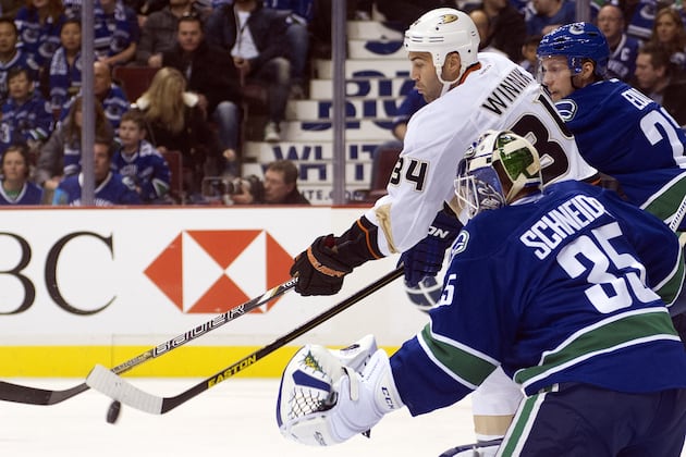 Canucks Starter Cory Schneider Pulled for Roberto Luongo