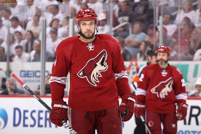 Taylor Pyatt as a Coyote, before signing with the Rangers