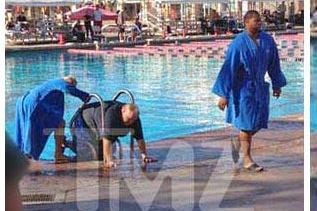 Louie Anderson Saved by Ndamukong Suh After 'Splash' Mishap