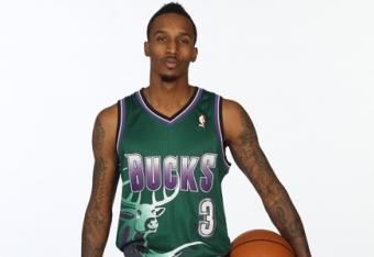 Bucks_retro_unis_130130_1_crop_north